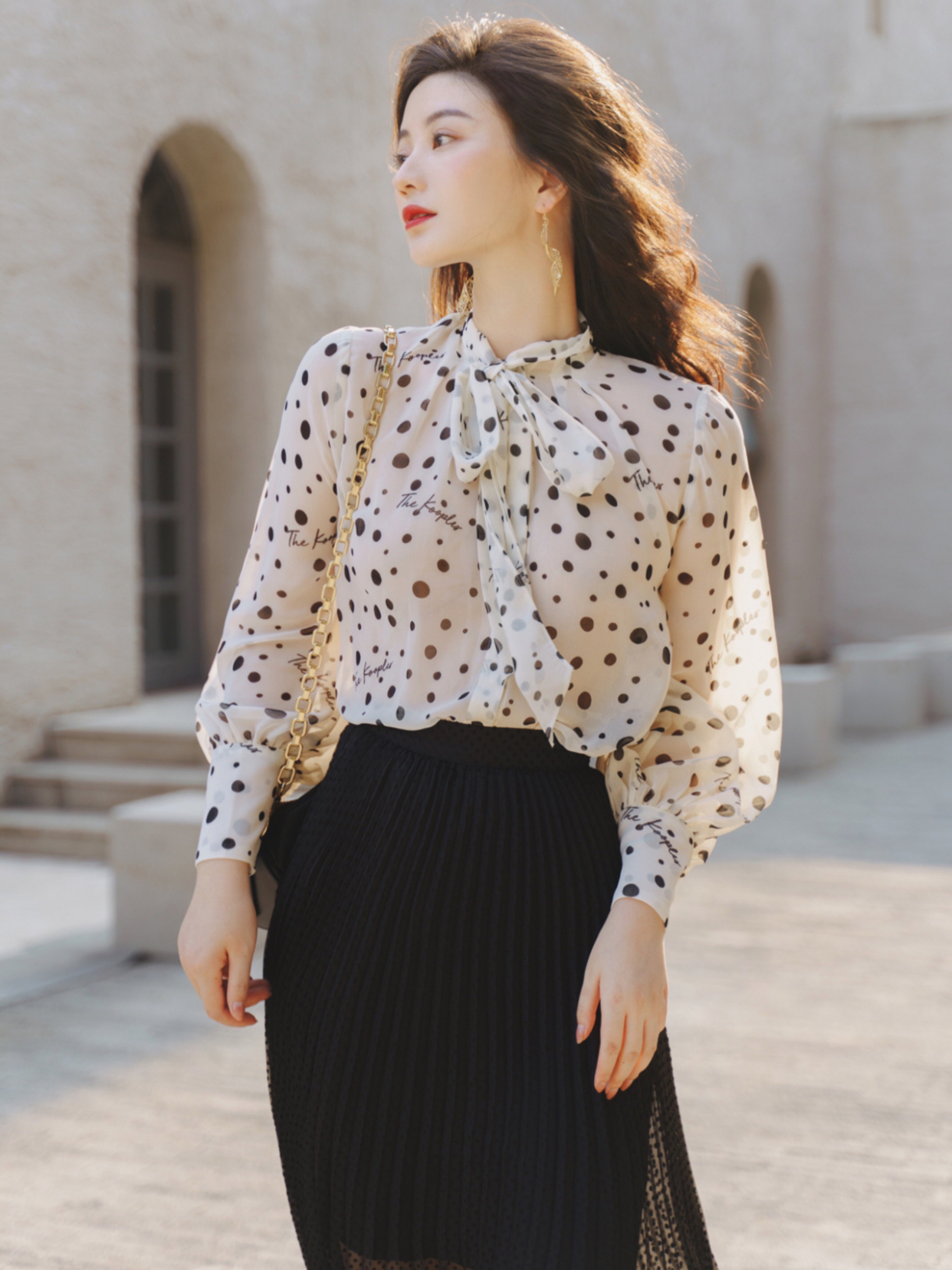 搭配|夏季,女神博主这样穿很高级,衬衫搭配半身裙简约利落,清爽减龄