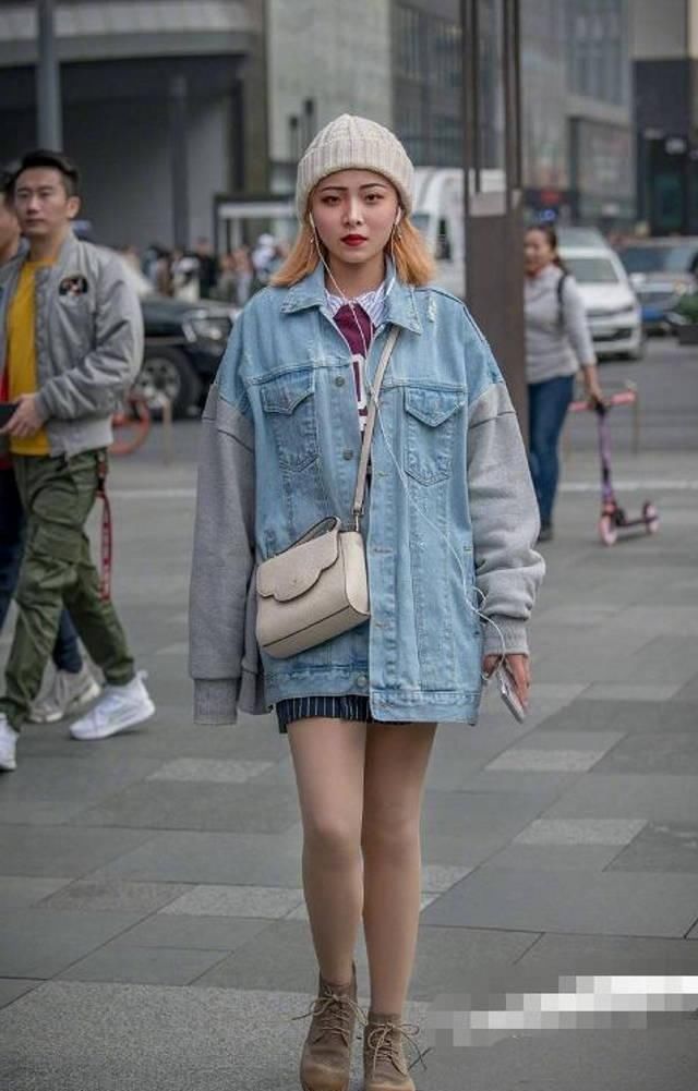 街拍：小姐姐选择一件短裙搭配，直白的秀出大长腿