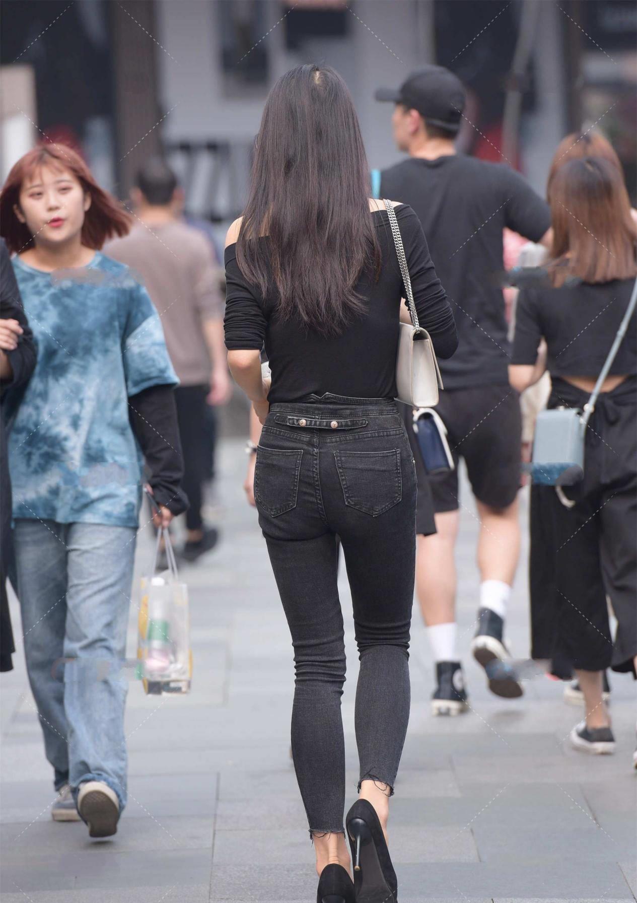 凸显|黑色修身一字肩，简单大方凸显强大气场，穿搭方法分享给你