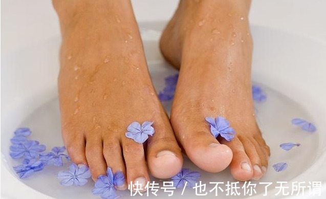 水温|热水泡脚,到底是养生还是在养病正确泡脚,现在知道还不晚