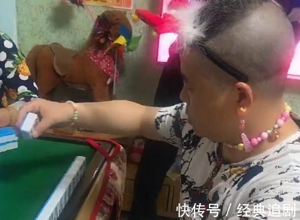 小棉袄|“花枝招展奶爸”打麻将带娃两不误火了,那生无可恋的眼神绝了