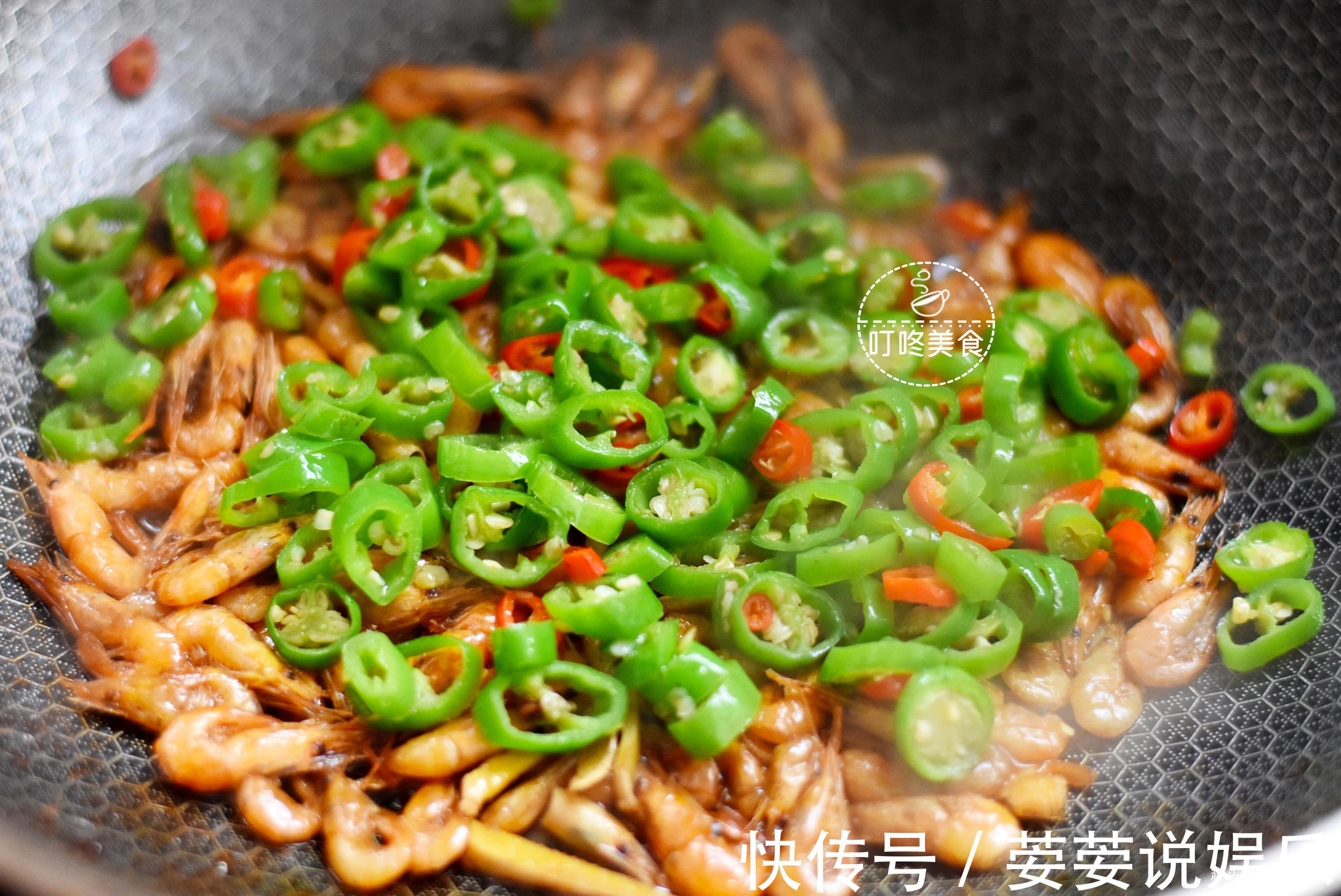 河虾最好吃的做法,简单一炒太香了,学会此做法,三斤都不够吃