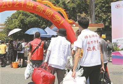 撕毁|弟弟不听话,父亲撕毁姐姐的录取通知书,这种教育方式令人气愤