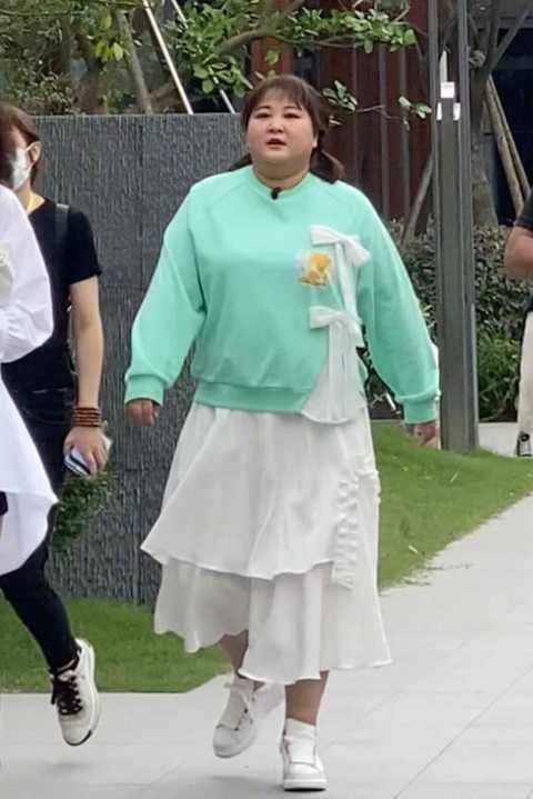 39岁贾玲再次胖出天际,脖子三层肉,长裙遮不住粗腿,担心她的健康