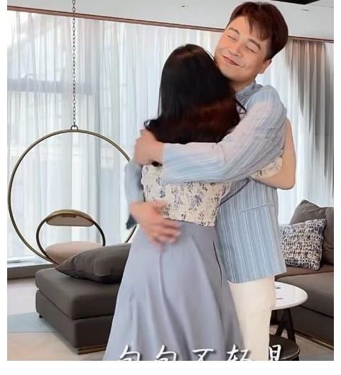 主持人沈濤制作“烤香腸花束”為妻子送上，網(wǎng)友：這狗糧吃飽了