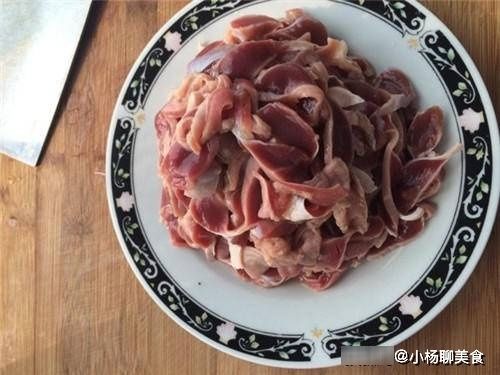 鸡胗|它是周末约饭必备菜，简单锅里一炒就能吃，又香又辣，下酒最合适