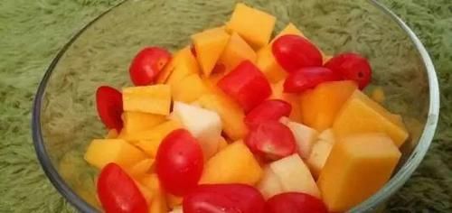  骨折|女性50岁后骨质疏松易骨折，远离3种偷钙食物，每天保持做1件事