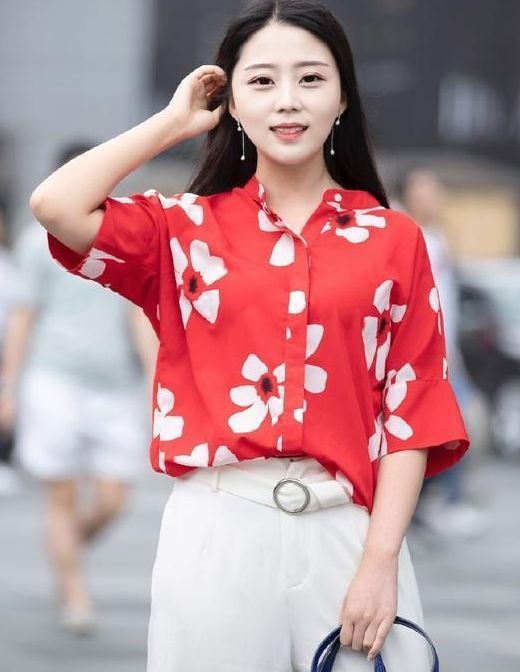 街拍：甜美动人的小姐，吸引力十足，彰显女人的气质