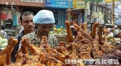鸡腿|印度街头,几百斤的肥鸡露天卖,8只一堆立着放,满眼都是大鸡腿!