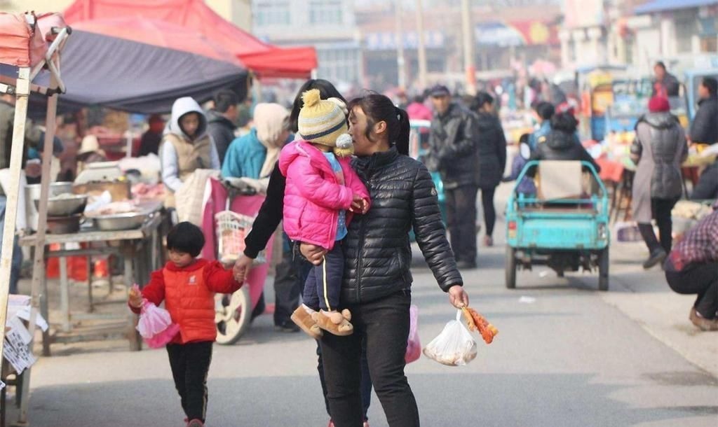 外孙|“新型啃老”正在啃掉父母的棺材本，父母毫无察觉，反夸孩子孝顺