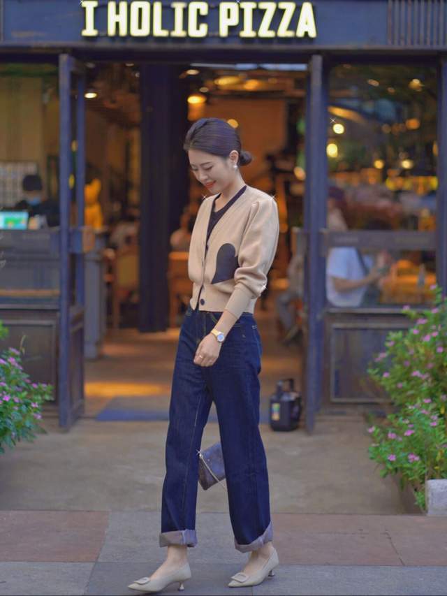 穿搭|秋季,西服怎么穿才好看?搭配上黑色针织衫和半身裙,高级又时髦