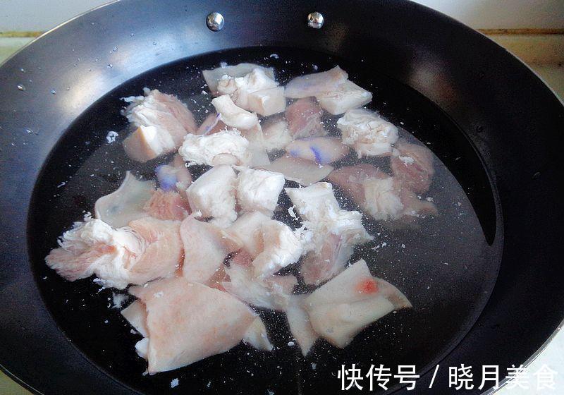 看我家冬天周末午餐,干豆角红烧肉配土豆丝,好吃不油腻又好做