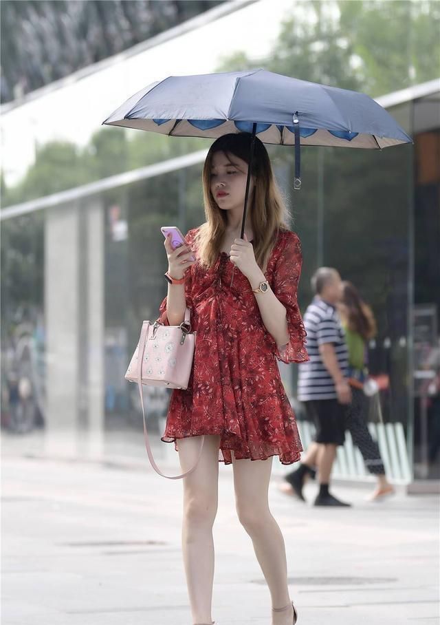 秋天 红色连衣短裙,搭配一字带细跟凉鞋,秋天简约时尚穿搭