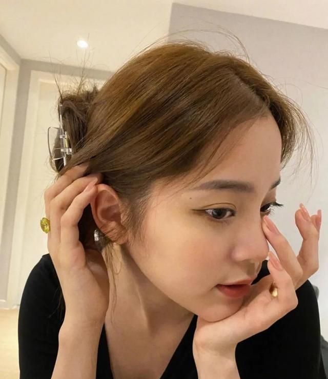 韩妞|该换发色啦,肌肤偏黄的女生可以试试这5款颜色,时尚个性又显白