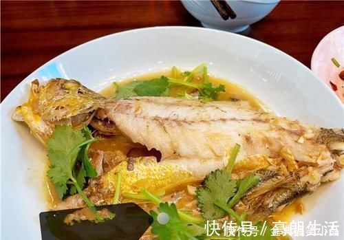红烧黄花鱼|周末陪孩子回家,老妈下厨招待,发到朋友圈,闺蜜简单的幸福