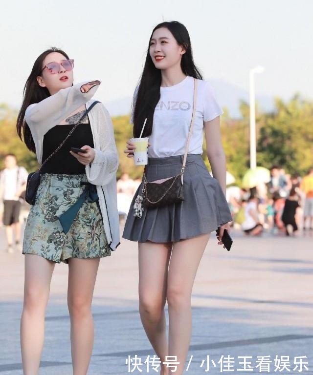 追寻阳光明媚的美,穿短裙配T恤就足够了,凉爽而自在