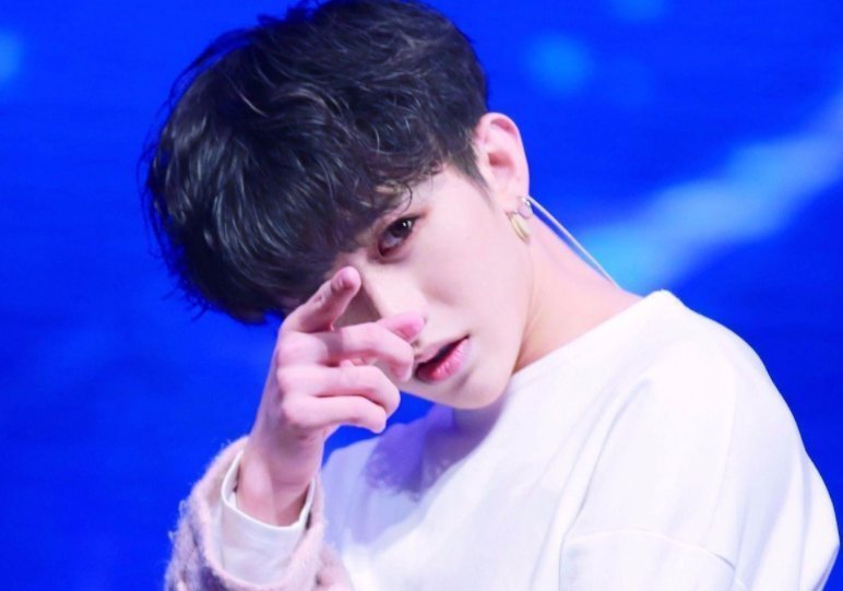 大長腿|蔡徐坤速度有多快?鏡頭前“快到模糊”,網(wǎng)友:頂流走路都帶風(fēng)