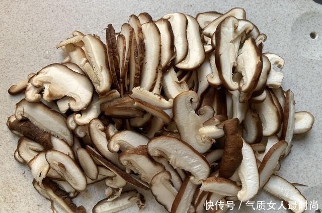 天冷就爱吃这菜，炒一炒五分钟就上桌，爽口美味，全家人都爱吃