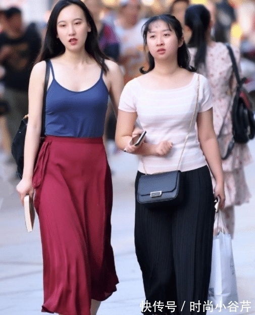 打扮|懂时尚的美女就是会打扮，一身蓝搭红的着装，既个性又时尚