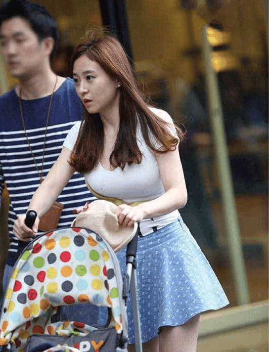漂亮|街拍:美女这身穿搭非常好看,漂亮又性感