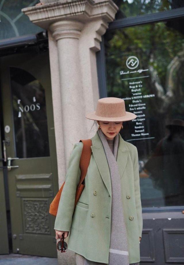 搭配|秋冬穿搭还是选择长款大衣,搭浅灰色的宽松长裙,更显优雅淑女范