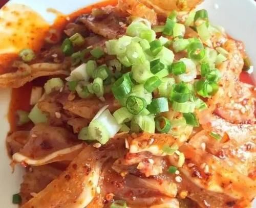  饮食|精选美食：红油拌猪耳、蒜香炒花甲、青笋炒木耳、烤冷面的做法