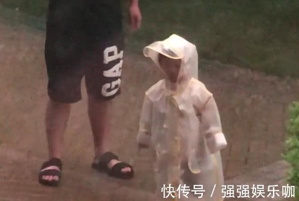 宝宝|“不省心奶爸”带娃一起淋雨火了,奶奶拎着扫把还有3秒到达现场
