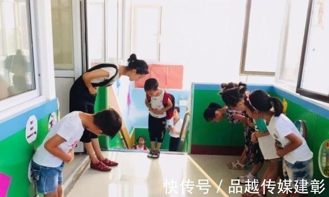 孩子|“新型冷暴力”在幼儿园悄悄蔓延,孩子内心委屈,家长却一无所知