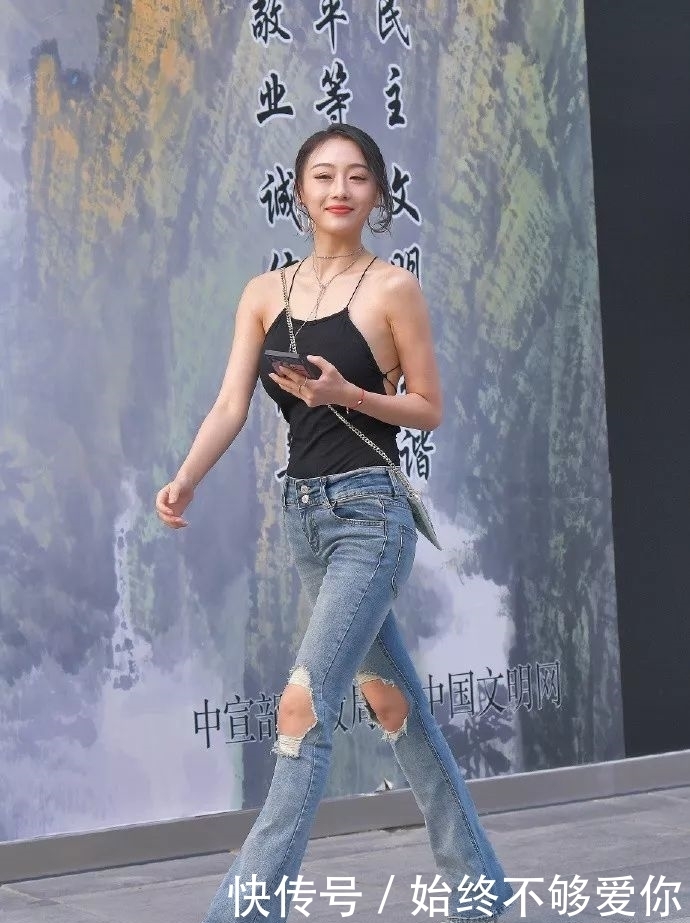 高跟鞋搭配短裤，简约时尚又增添魅力