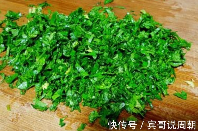 芹菜|高血压的“克星”找到了,就藏在厨房,饭菜中加点,血压慢慢平稳