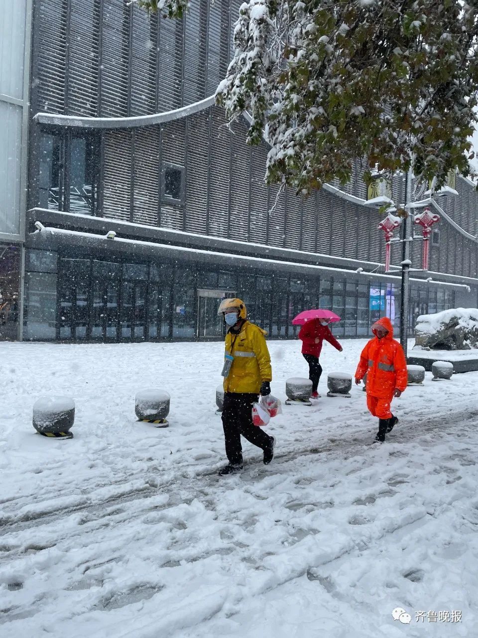 多云|济南已达暴雪！绕城高速关闭，多路公交停运，景区临时闭园，外卖小哥走着送餐...