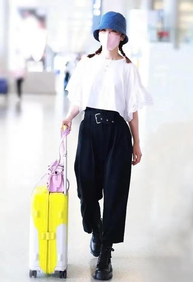 微胖|阿Sa阿娇走机场气质全开!穿白色上衣搭配阔腿裤简约高级,超好看