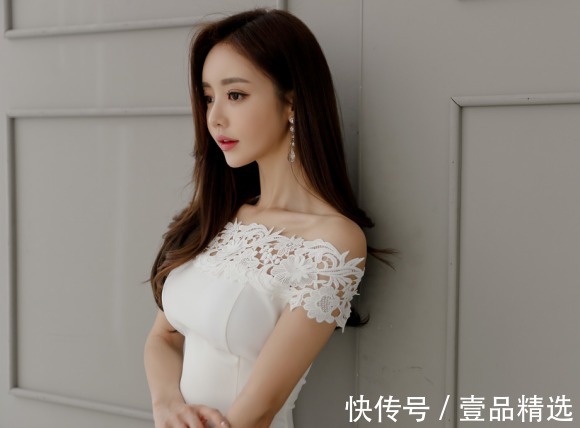 莲子白荷|女神孙允珠高清时尚搭配:花蕾浮雕初夏莲子白荷包臀裙