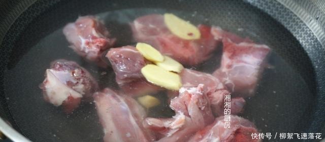 排骨这样做,不用加水炖,出锅香味四溢,我家隔三差五做一锅!