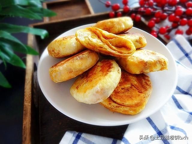 平底锅|烧饼这么做真省事，平底锅就完成，多加一样材料太香，冷热都好吃