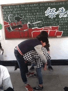 |搞笑GIF趣图:怀恋学生时期陪你一起犯二的朋友们