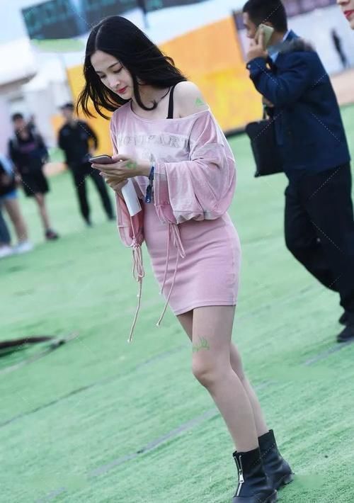 肩领 粉色丝绒上衣搭配包臀裙,性感个性,甜美可爱的粉色穿搭