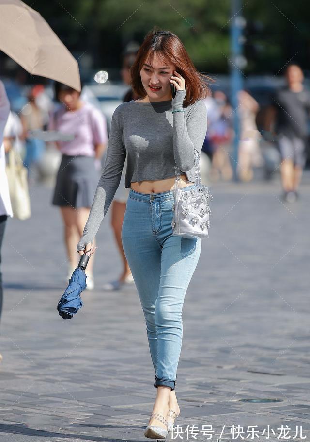 身材 打底裤的穿搭示范,舒适个性显身材,比例也好