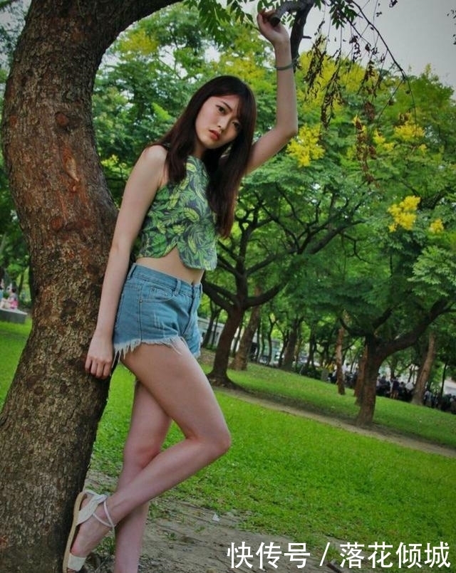 街拍:美女身材苗条,一件露脐装,长腿白皙
