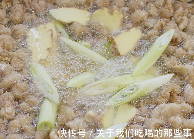 熬猪油不能直接下锅，想要猪油雪白浓香，久放不坏，牢记3个技巧