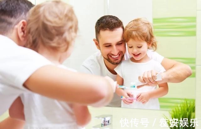 龋齿|4岁男孩牙齿几乎全黑6岁前,不要让孩子自己刷牙!