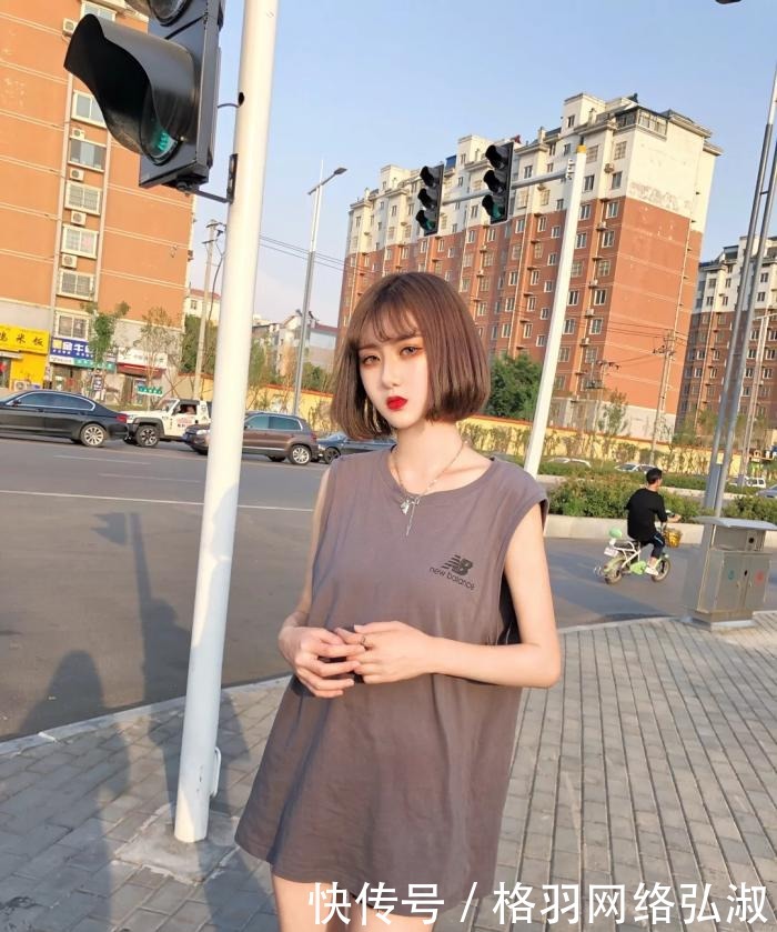 美女|短发美女很精致,一件大码上衣搭配短裤就很潮流!