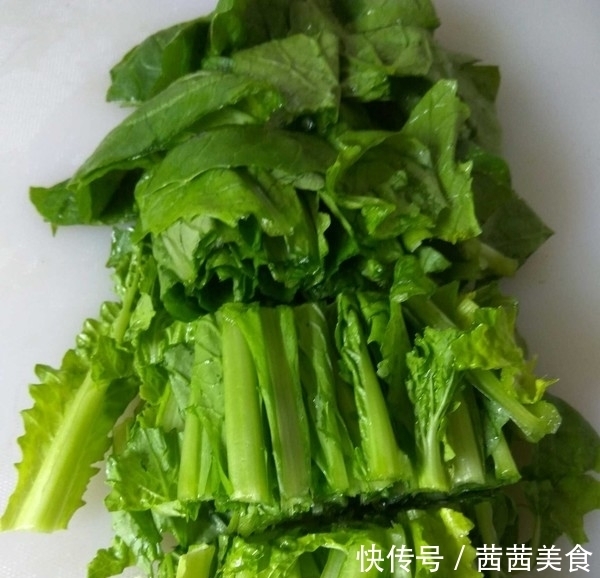 白菜炖豆腐|白菜炖豆腐，先炒白菜或者先炒豆腐都不对，这样才好吃