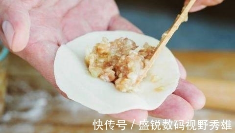 拌饺子馅最忌放“此物”,10个人7个错用它,难怪饺子不鲜不好吃
