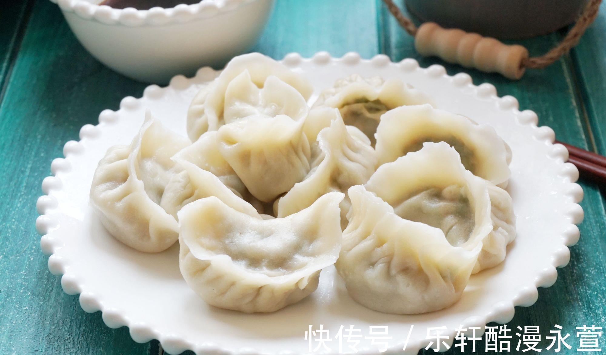 调制|洋葱胡萝卜牛肉饺子，馅料十足，调制一些蘸料配着吃，美得很