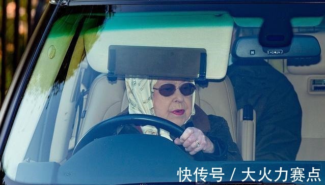 公共场合|英女王全国讲话未涂钟爱的粉色口红,佩戴罕见胸针,装扮暗含深意!