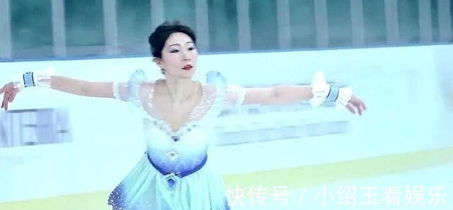 世界冠军|冰公主被世界冠军张丹神还原,服饰COS精美,还有婀娜舞姿吸睛