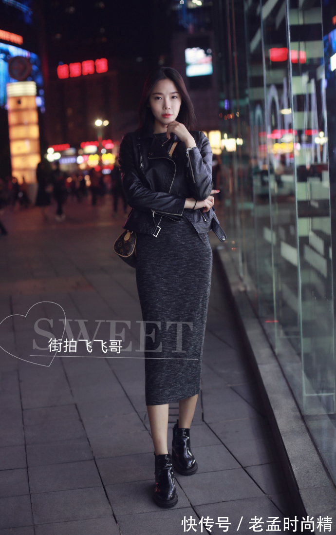 小西装|街拍,休闲小西装搭配黑色小皮裙,穿出恰到好处的女人味!