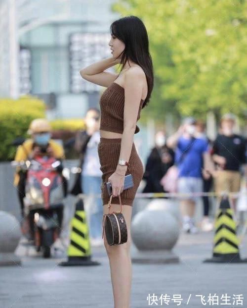 气质 棕色针织套装搭配白色高跟鞋,玲珑身姿,气质迷人