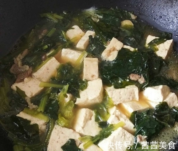 白菜炖豆腐|白菜炖豆腐,先炒白菜或者先炒豆腐都不对,这样才好吃